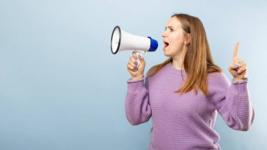 Mavi arka planda elinde megafonla bağıran esmer bir kadın. Konuşma ve duyuru kavramı, pazarlama veya satış fikri.