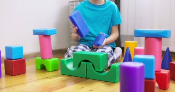 Dítě Hraje Dětskými Stavebními Bloky Podlaze Stavím Věž Kostek Vzdělávací — Stock video
