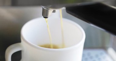 Kahve espresso ya da kahve makinesinde rigerto yapmak. Evde sıcak espresso yapıyorum. Köpüklü kahve. Beyaz bardakta espresso. Kahvaltıda içecek..