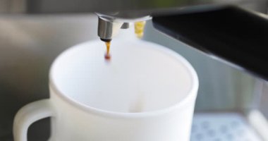 Kahve espresso ya da kahve makinesinde rigerto yapmak. Evde sıcak espresso yapıyorum. Köpüklü kahve. Beyaz bardakta espresso. Kahvaltıda içecek..
