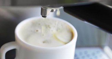Kahve espresso ya da kahve makinesinde rigerto yapmak. Evde sıcak espresso yapıyorum. Köpüklü kahve. Beyaz bardakta espresso. Kahvaltıda içecek..