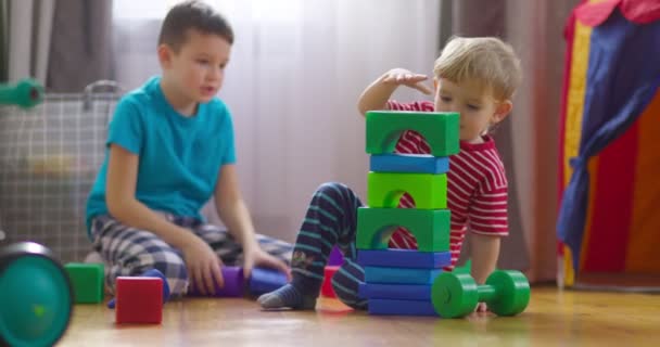 Παιδιά Παίζουν Παιδιά Χτίζοντας Μπλοκ Στο Πάτωμα Φτιάχνω Έναν Πύργο — Αρχείο Βίντεο