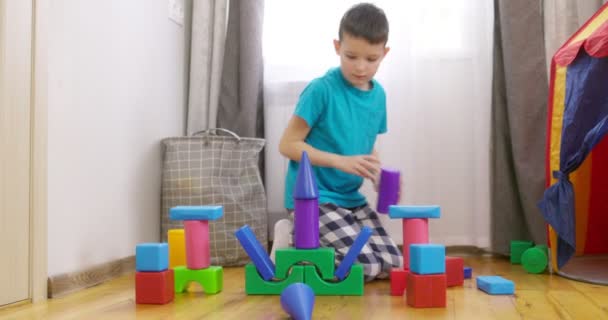 Enfant Joue Avec Les Blocs Construction Des Enfants Sur Sol — Video