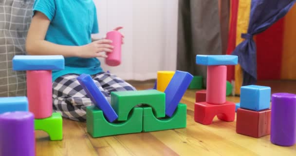Ένα Παιδί Παίζει Παιδιά Οικοδομώντας Μπλοκ Στο Πάτωμα Φτιάχνω Έναν — Αρχείο Βίντεο