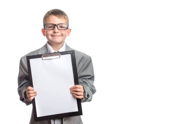 Gözlüklü, elinde tablet olan gri takım elbiseli, beyaz arka planda kravatı olan sevimli bir çocuk. Eğitim kurslarının reklamı, ileri düzey eğitim.