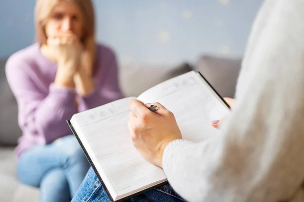 Sesión Psicoterapia Una Mujer Está Hablando Con Psicólogo Oficina Consulta — Foto de Stock