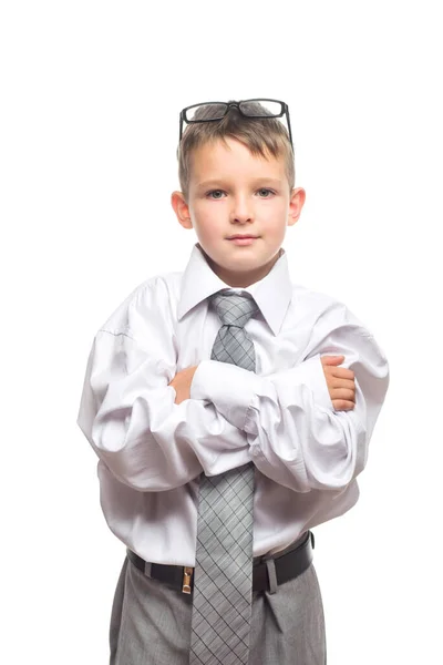 身穿灰色西服 头戴眼镜 领带和白衬衫的可爱小男孩被隔离在白色的背景之下 教育课程广告 高级培训 — 图库照片