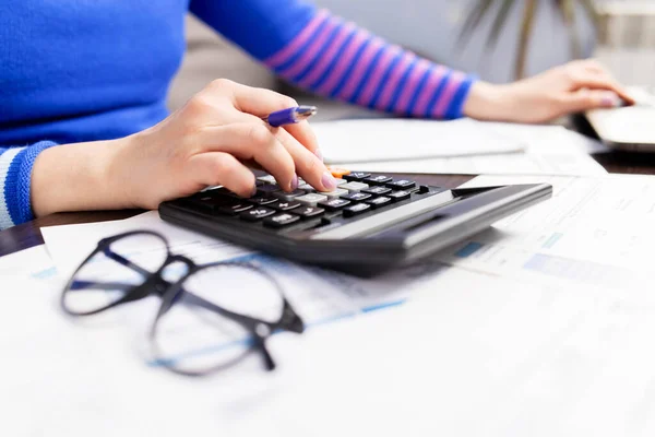Woman Using Calculator Calculate Domestic Bills Home Doing Paperwork Paying — Stock Photo, Image