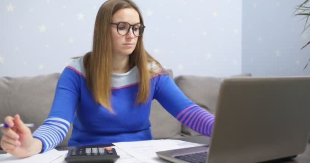 Mujer Usando Calculadora Para Calcular Facturas Domésticas Casa Haciendo Papeleo — Vídeos de Stock