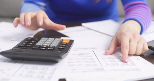 Mujer Usando Calculadora Para Calcular Facturas Domésticas Casa Haciendo Papeleo — Vídeos de Stock