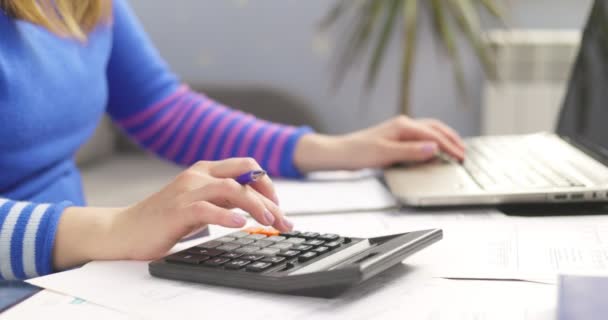 Mujer Usando Calculadora Para Calcular Facturas Domésticas Casa Haciendo Papeleo — Vídeos de Stock