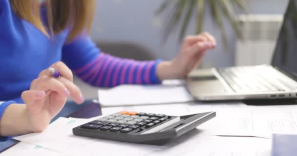 Mulher Usando Calculadora Para Calcular Contas Domésticas Casa Fazendo Papelada — Vídeo de Stock