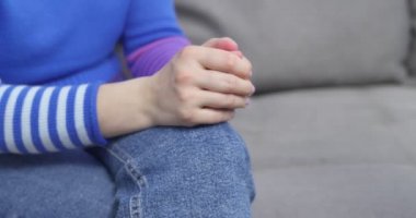 Erkek psikolog, depresyondaki kız hastayı toplantıda rahatlatıyor, el ele tutuşuyor, destek, anlayış ve bakım gösteriyor, kişisel terapi seansı.