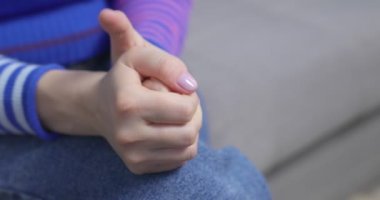 Erkek psikolog, depresyondaki kız hastayı toplantıda rahatlatıyor, el ele tutuşuyor, destek, anlayış ve bakım gösteriyor, kişisel terapi seansı.