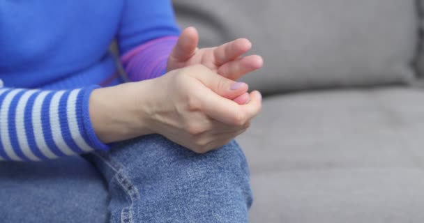 Erkek Psikolog Depresyondaki Kız Hastayı Toplantıda Rahatlatıyor Ele Tutuşuyor Destek — Stok video