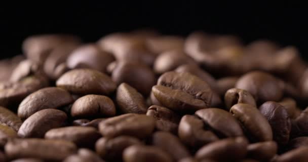 Zeitlupe Nahaufnahme Von Ganzen Gerösteten Kaffeebohnen Rotation Und Fall Kaffeebohnen — Stockvideo