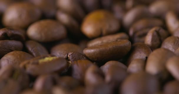 Kavrulmuş Kahve Çekirdeklerini Yavaş Çekimde Yakından Çek Fasulye Rotasyonu Düşüşü — Stok video