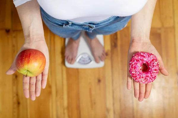 Konsep Diet Diet Wanita Muda Mengukur Tubuh Dengan Skala Berat — Stok Foto