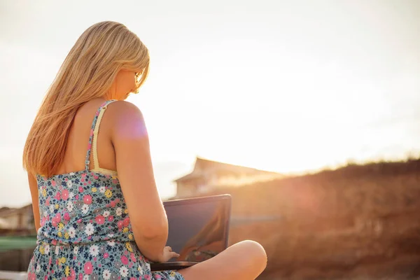 Jonge Blonde Vrouw Werkt Aan Computer Het Zandstrand Aan Zee — Stockfoto
