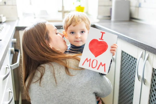Šťastný Den Matek Šťastný Chlapeček Blahopřeje Své Matce Dává Přání — Stock fotografie