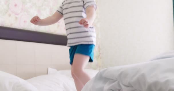 Lockiger Blonder Junge Shirt Und Shorts Schlafzimmer Der Morgens Auf — Stockvideo