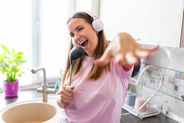 Bella Donna Positiva Cuffia Ascoltare Musica Cantare Mestolo Come Microfono — Foto Stock