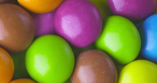 Powolny Ruch Zbliżenie Okrągłe Kolorowe Cukierki Czekoladowe Dragee Rotacja Jesień — Wideo stockowe