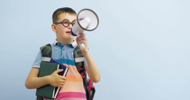 Anak Sekolah Dengan Megaphone Dengan Latar Belakang Biru Boy Dengan — Stok Video