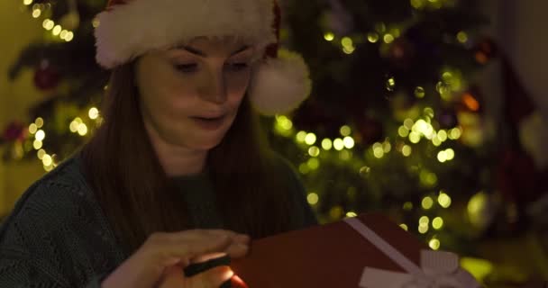 Schöne Junge Frau Öffnet Weihnachtsgeschenkschachtel Mit Aufgeregtem Überraschtem Gesicht Und — Stockvideo