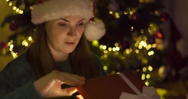Όμορφη Νεαρή Γυναίκα Άνοιγμα Χριστουγεννιάτικο Κουτί Δώρου Ενθουσιασμένοι Έκπληκτος Πρόσωπο — Αρχείο Βίντεο