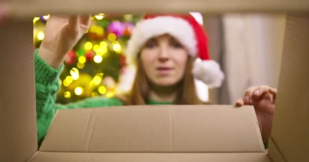 Noel Şapkalı Güzel Bir Kadın Noel Hediyesi Kutusunu Açıyor Heyecanlı — Stok video