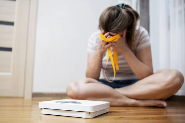 Beyaz Tartı Depresyon Üzgün Üzgün Kadın Ahşap Zeminde Mezura Ile — Stok fotoğraf