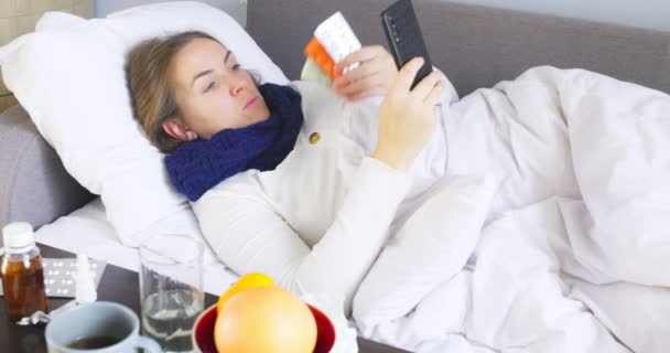 Chorą Młodą Kobietę Przeziębieniem Grypą Lub Gorączką Koronawirusową Trzymających Leki — Wideo stockowe