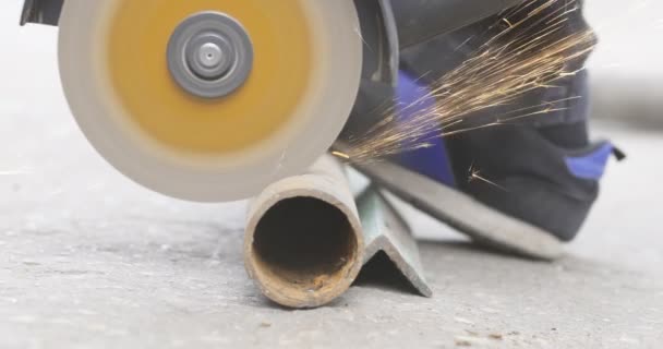 Foreman Using Angle Grinder Cutting Metal Tube Artisan Cuts Piece — Stok video