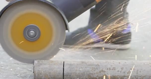 Foreman Using Angle Grinder Cutting Metal Tube Artisan Cuts Piece — Vídeo de Stock