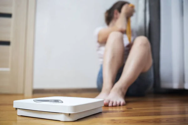 Escala Branca Depressão Mulher Chateada Triste Com Fita Métrica Chão — Fotografia de Stock