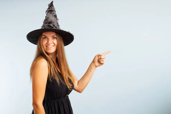 Woman Witch Costume Pointing Finger Copyspace Side Looking Camera Blue — Stock Photo, Image