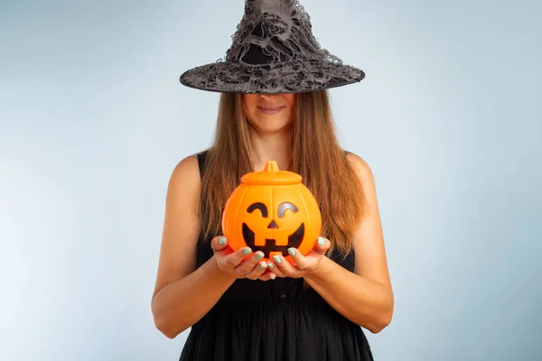 Счастливого Хэллоуина Счастливая Молодая Женщина Костюме Ведьмы Хэллоуин Тыквенной Корзиной — стоковое фото