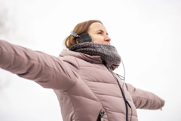 Giovane Donna Allegra Giacca Ascoltare Musica Tramite Cuffie Nere Respirare — Foto Stock