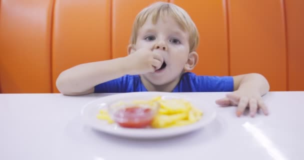 Lindo Niño Comiendo Papas Fritas Con Salsa Tomate Mesa Restaurante — Vídeos de Stock