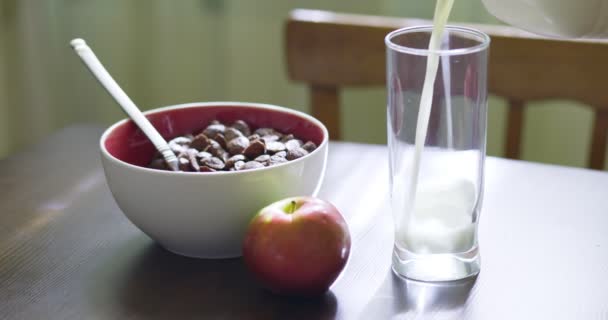 Verter Leche Fresca Vaso Sobre Una Mesa Madera Desayuno Saludable — Vídeo de stock