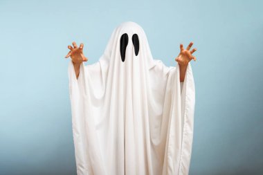 Cadılar Bayramı 'nda beyaz hayalet kostümü giymiş şirin bir çocuk. Mutlu Cadılar Bayramı.