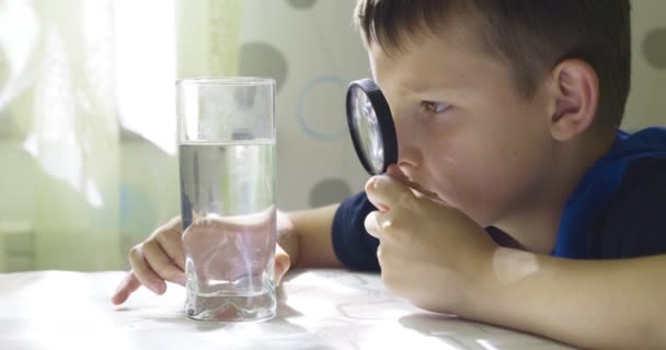 Мальчик Смотрит Воду Стекле Через Увеличительное Стекло Концепция Контроля Качества — стоковое видео