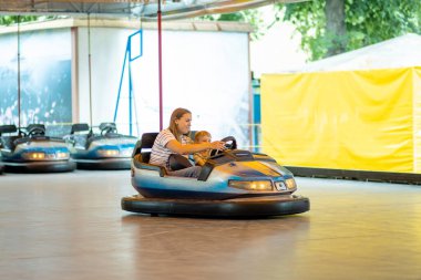 Anne ve oğlu lunaparktaki çarpışan arabaya biniyorlardı..