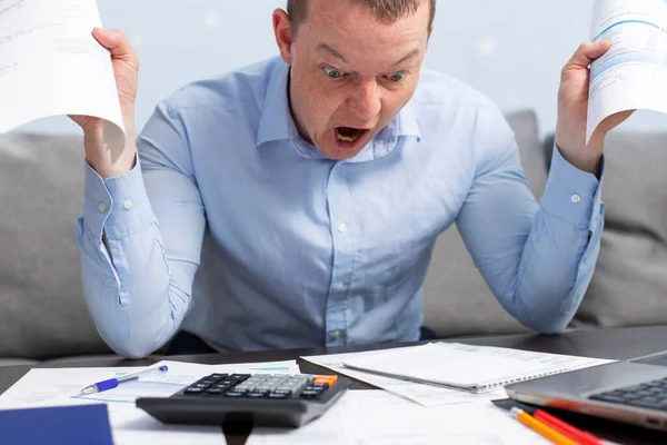 Hombre Con Pánico Agitado Usando Calculadora Para Calcular Las Facturas — Foto de Stock