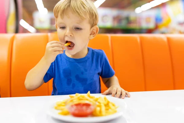 Carino Bambino Mangiare Patatine Fritte Con Salsa Pomodoro Tavola Nel — Foto Stock