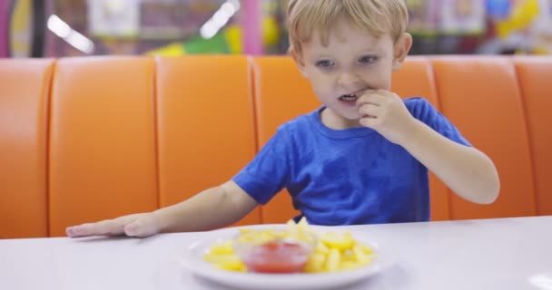 Lindo Niño Comiendo Papas Fritas Con Salsa Tomate Mesa Restaurante — Vídeos de Stock