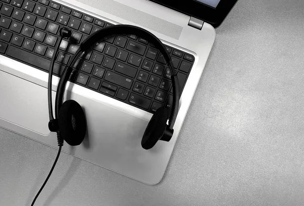 Szary Laptop Słuchawki Mikrofonem Czarna Mysz Komputerowa Szarej Błyszczącej Powierzchni — Zdjęcie stockowe