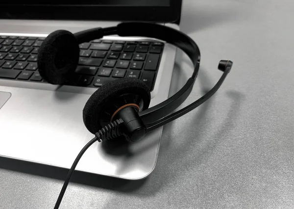 Szary Laptop Słuchawki Mikrofonem Czarna Mysz Komputerowa Szarej Błyszczącej Powierzchni — Zdjęcie stockowe