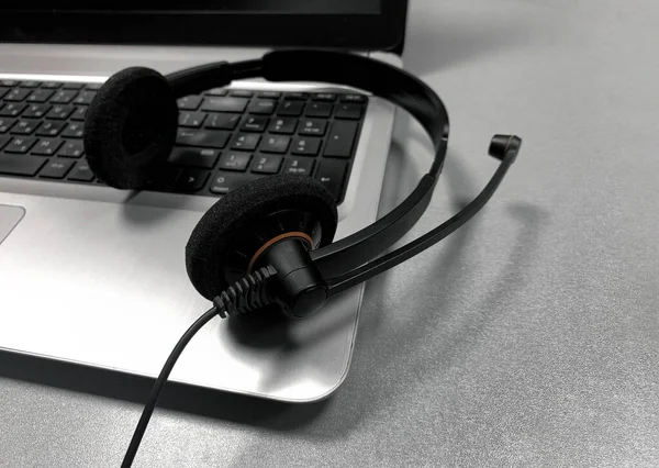 Laptop Abu Abu Headphone Dengan Mikrofon Dan Mouse Komputer Hitam — Stok Foto